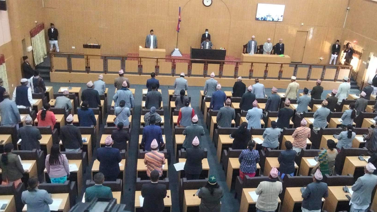 प्रदेश नं १ का सांसदले लिए शपथ